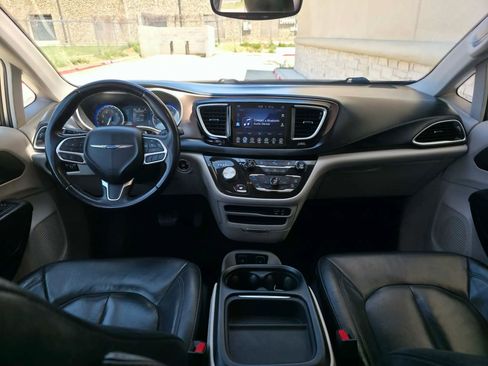 Used 2017 Chrysler Pacifica Touring-L w/ Tire & Wheel Group FWD image 15
