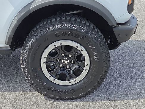 Used 2022 Ford Bronco Black Diamond w/ Sasquatch Package image 7