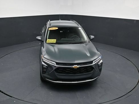 Used 2025 Chevrolet Trax LT FWD image 36