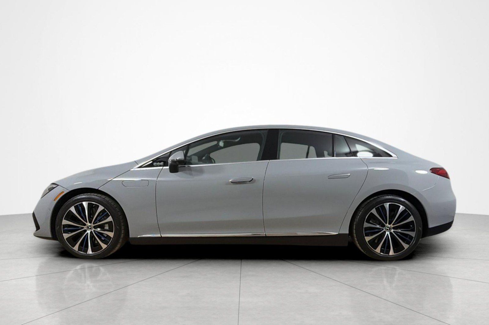Used 2023 Mercedes-Benz EQE 500 4MATIC Sedan image 2