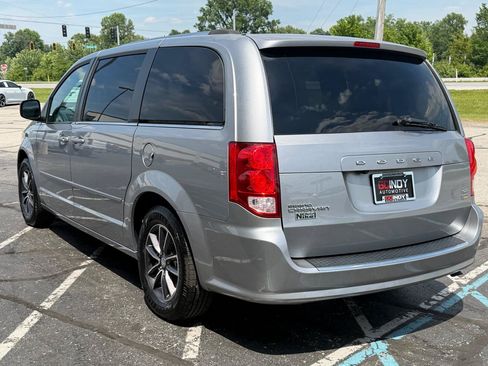Used 2017 Dodge Grand Caravan SXT w/ Driver Convenience Group FWD image 3