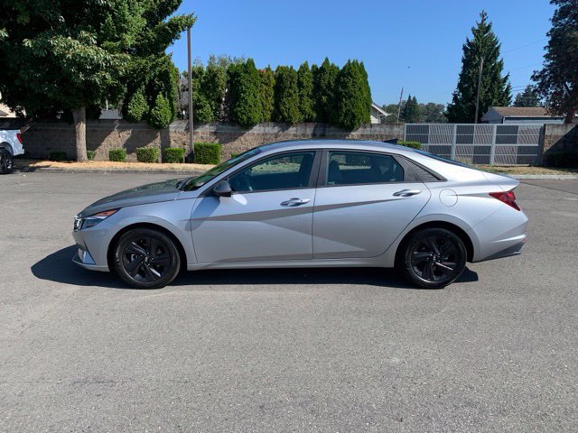 Used 2021 Hyundai Elantra SEL w/ Preferred Accessory Package FWD image 2
