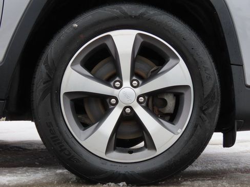 Used 2020 Jeep Cherokee Limited image 19