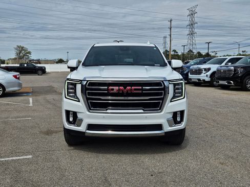 Used 2024 GMC Yukon SLT w/ SLT Luxury Package image 9