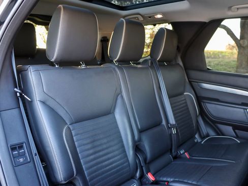 Used 2017 Land Rover Discovery First Edition image 23