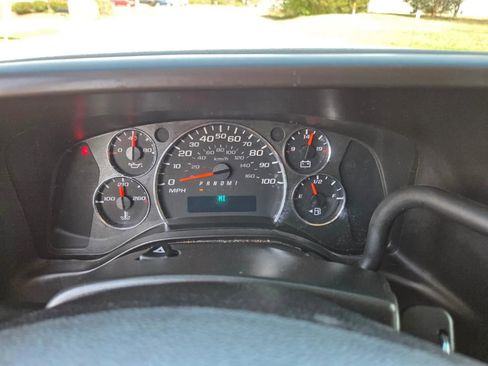 Used 2017 Chevrolet Express 2500 RWD image 18