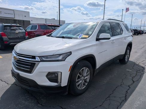 Used 2023 Chevrolet Traverse LT w/ Rear Camera Mirror Package image 5