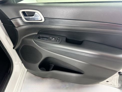 Used 2020 Jeep Grand Cherokee Altitude image 31