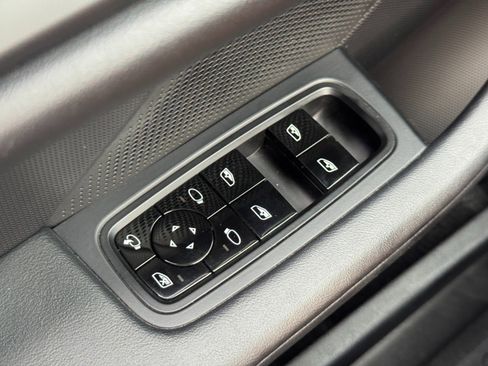 Used 2021 Porsche Taycan image 18