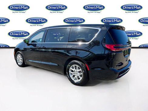 Used 2025 Chrysler Pacifica Select FWD image 5