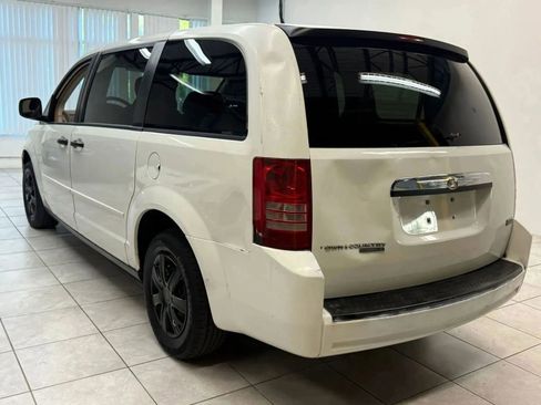 Used 2008 Chrysler Town & Country LX image 7