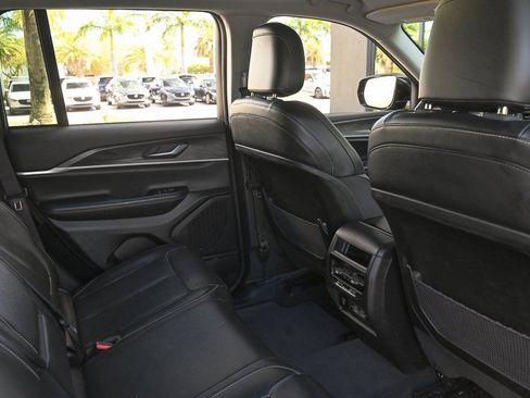 Used 2023 Jeep Grand Cherokee Limited image 14