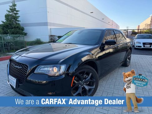 Used 2023 Chrysler 300 Touring w/ Sport Appearance Package image 4