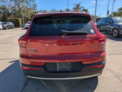 Used 2021 Volvo XC40 T4 Momentum image 5