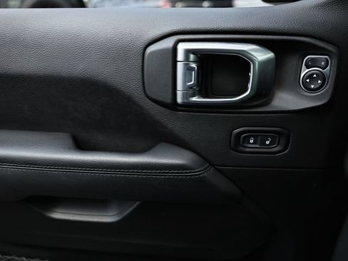 Used 2022 Jeep Wrangler Unlimited Sahara AWD/4WD image 15