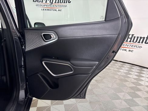 Used 2025 Kia Soul LX w/ LX Technology Package FWD image 19