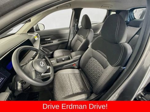 Used 2025 Nissan Kicks SV AWD/4WD image 5