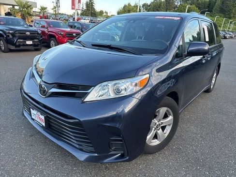 Used 2018 Toyota Sienna LE FWD image 3