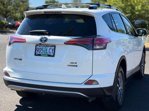Used 2018 Toyota RAV4 XLE AWD/4WD image 5
