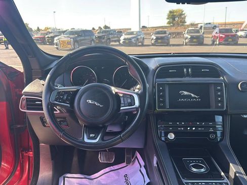 Used 2018 Jaguar F-PACE R-Sport image 14