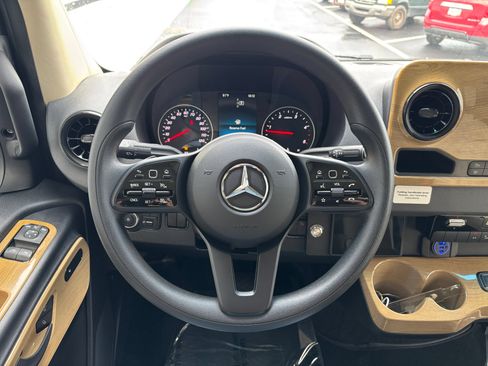 Used 2021 Mercedes-Benz Sprinter 2500 image 24