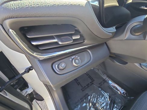 Used 2025 Buick Envista Preferred image 25