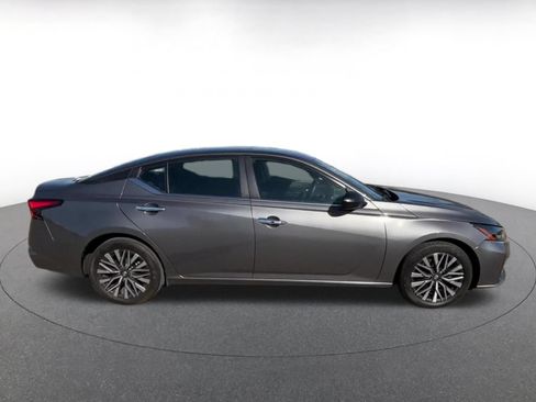 Used 2025 Nissan Altima 2.5 SV FWD image 13