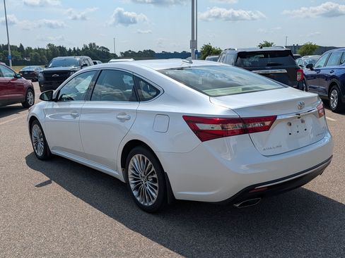 Used 2017 Toyota Avalon Limited FWD image 3