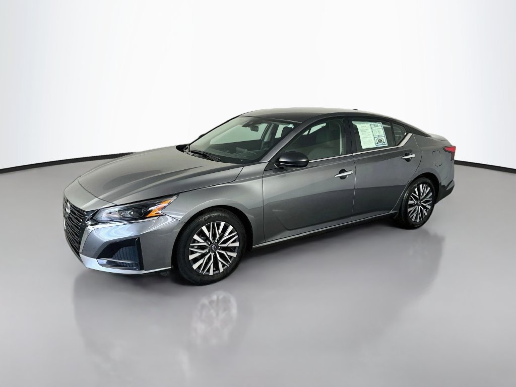 Used 2025 Nissan Altima 2.5 SV FWD image 3