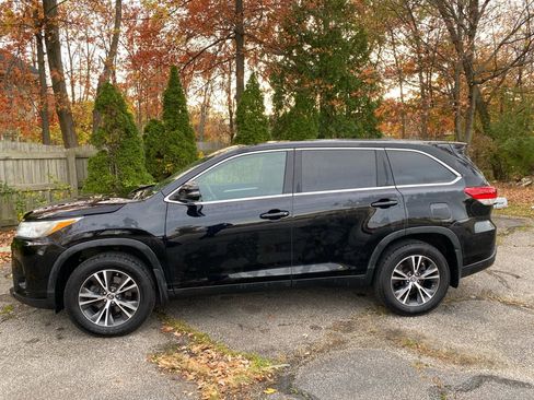 Used 2019 Toyota Highlander LE image 2