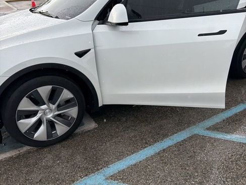 Used 2022 Tesla Model Y Long Range image 41