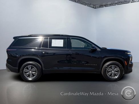 Used 2025 Chevrolet Traverse LT FWD image 3