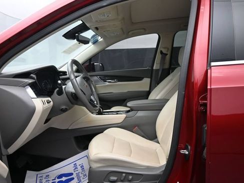 Used 2022 Cadillac XT6 Premium Luxury w/ Technology Package FWD image 11