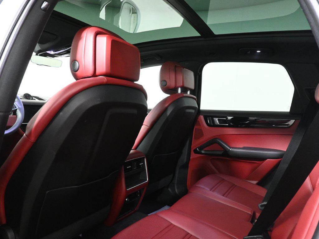 Used 2023 Porsche Cayenne AWD/4WD image 35