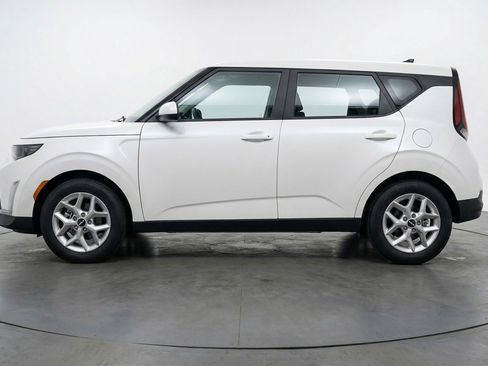 Used 2025 Kia Soul LX w/ LX Technology Package image 4