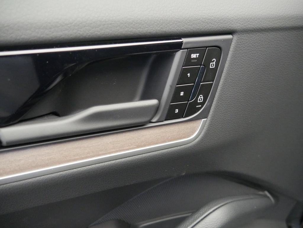 Certified 2026 Porsche Cayenne AWD/4WD image 18
