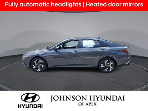 Used 2025 Hyundai Elantra SEL w/ Cargo Package FWD image 5