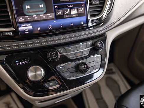 Used 2023 Chrysler Pacifica Touring-L FWD image 23