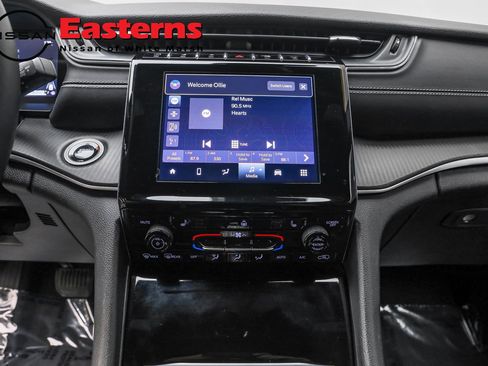 Used 2024 Jeep Grand Cherokee L Laredo image 12