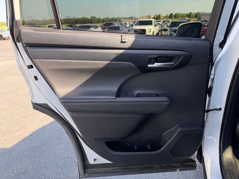 Used 2026 Toyota Highlander XLE image 16