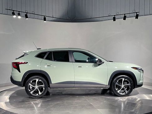 Used 2024 Chevrolet Trax RS w/ Sunroof Package image 10