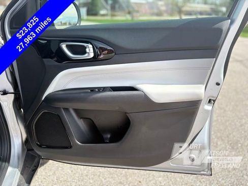 Used 2025 Jeep Compass Limited image 23