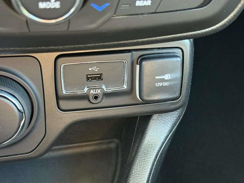 Used 2019 Jeep Renegade Latitude AWD/4WD image 31