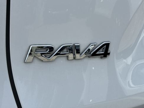 Used 2022 Toyota RAV4 XLE FWD image 15