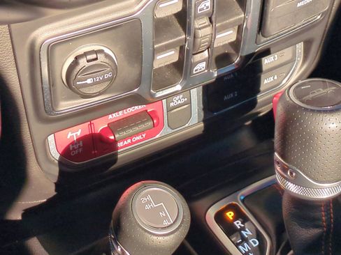 Used 2023 Jeep Gladiator Mojave w/ Cold Weather Group image 31