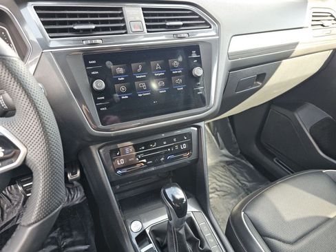 Used 2022 Volkswagen Tiguan SEL R-Line AWD/4WD image 30