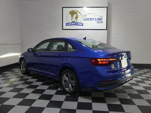 Used 2024 Volkswagen Jetta SE FWD image 10
