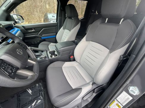 Used 2025 Toyota Tacoma TRD Off-Road image 31