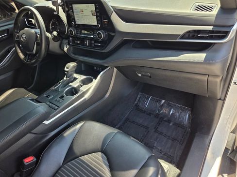 Used 2022 Toyota Highlander XSE FWD image 18