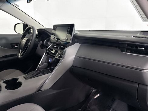 Certified 2022 Toyota Venza XLE image 40